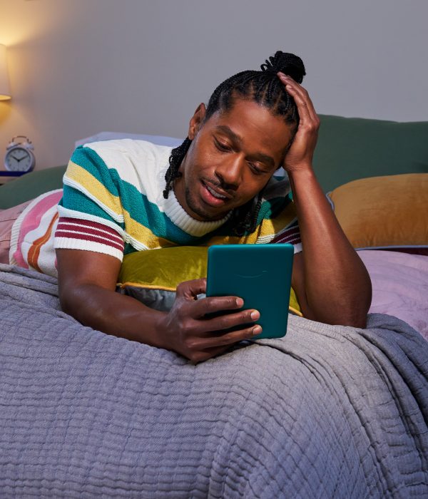 Kindle Paperwhite Jade Lifestyle